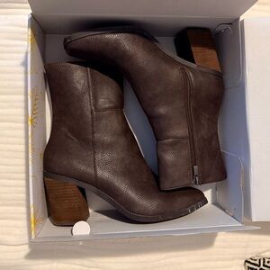 Yellow Box Maora Ankle Boots